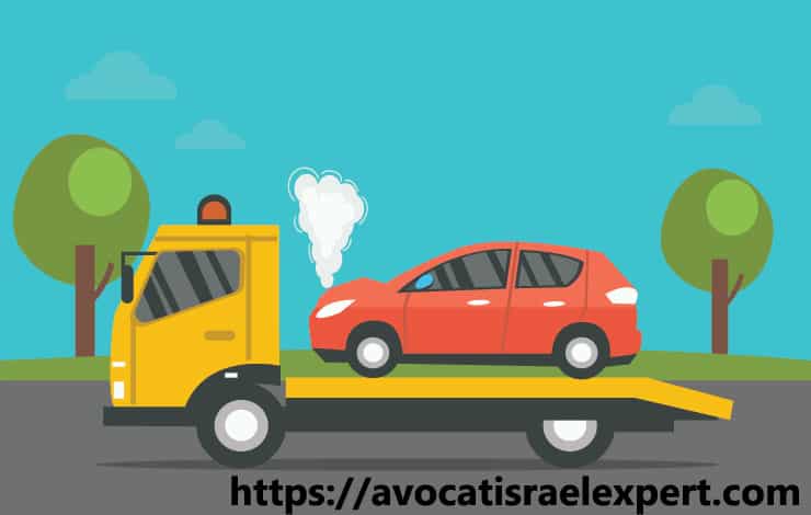 Voiture rouge sur une dépanneuse jaune après un accident de la route en Israël
