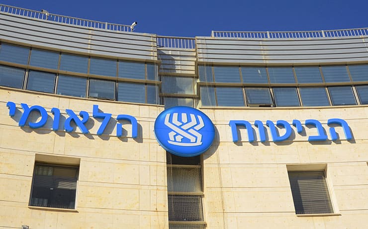 Bâtiment du Bituah Leumi avec logo en Israël, représenté par des avocats francophones spécialisés en préjudice corporel.